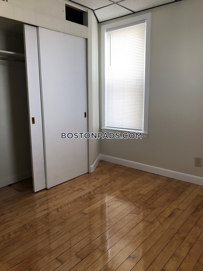 MEDFORD - TUFTS - 4 Beds, 1 Bath - Image 4