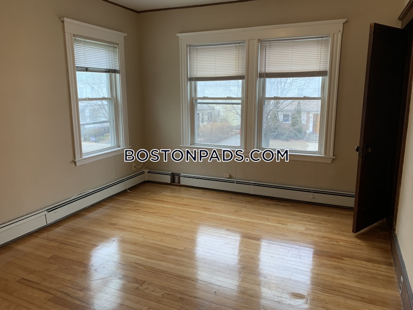 NEWTON - NEWTON CENTRE - 3 Beds, 1 Bath - Image 3