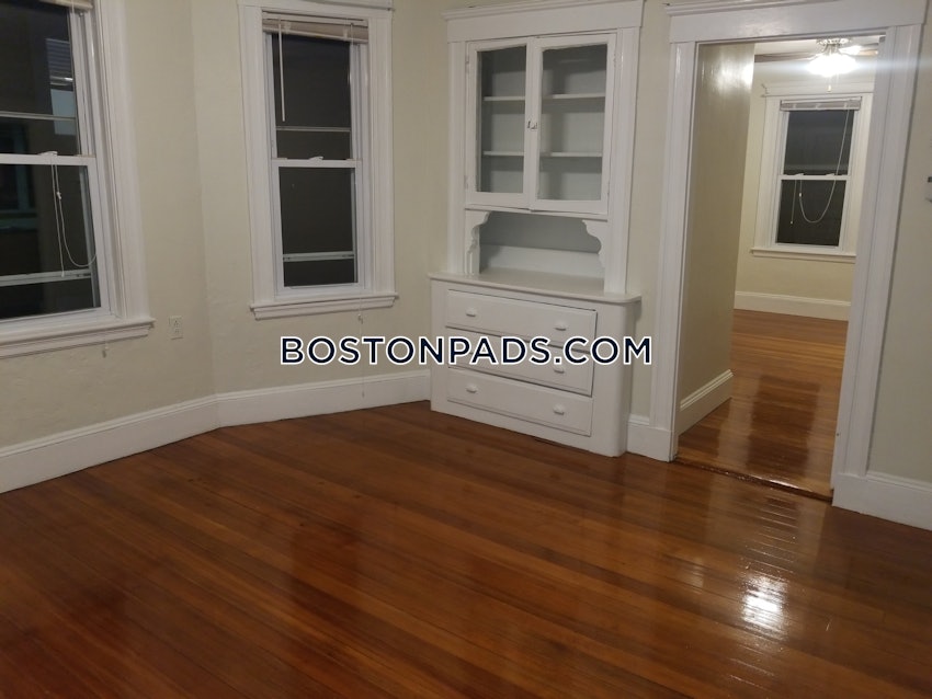 SOMERVILLE - TUFTS - 3 Beds, 1 Bath - Image 5