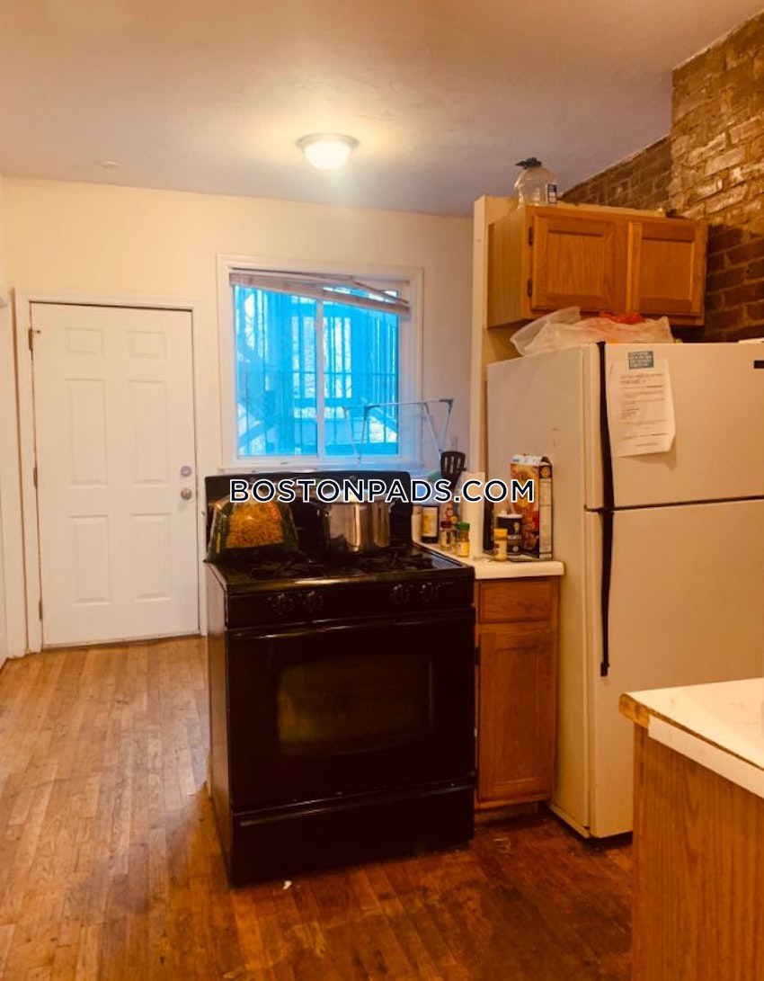 BOSTON - MISSION HILL - 4 Beds, 1 Bath - Image 3