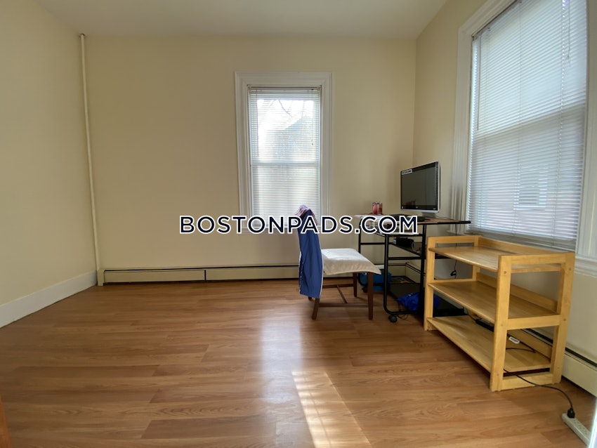 BOSTON - MISSION HILL - 4 Beds, 1 Bath - Image 9