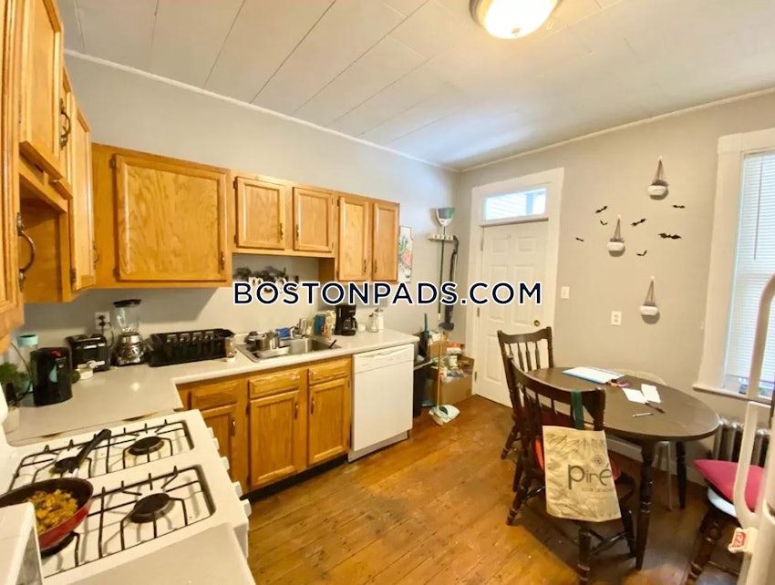 BOSTON - MISSION HILL - 3 Beds, 1 Bath - Image 3