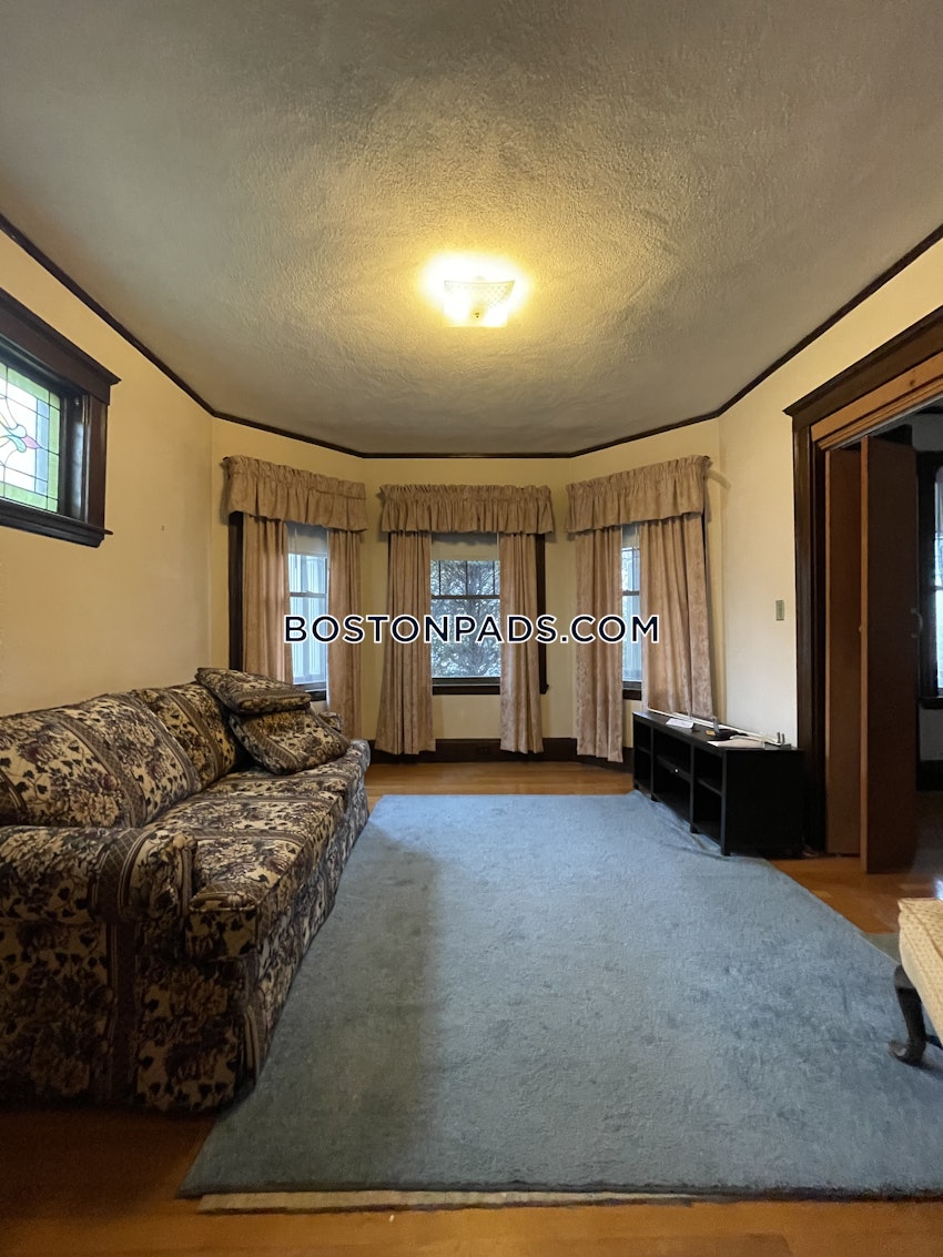 MEDFORD - TUFTS - 3 Beds, 1 Bath - Image 3