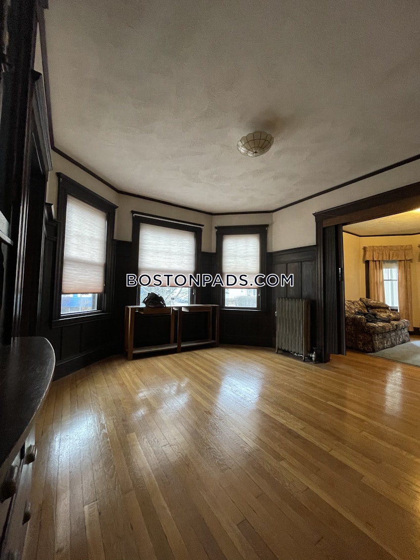 MEDFORD - TUFTS - 3 Beds, 1 Bath - Image 3