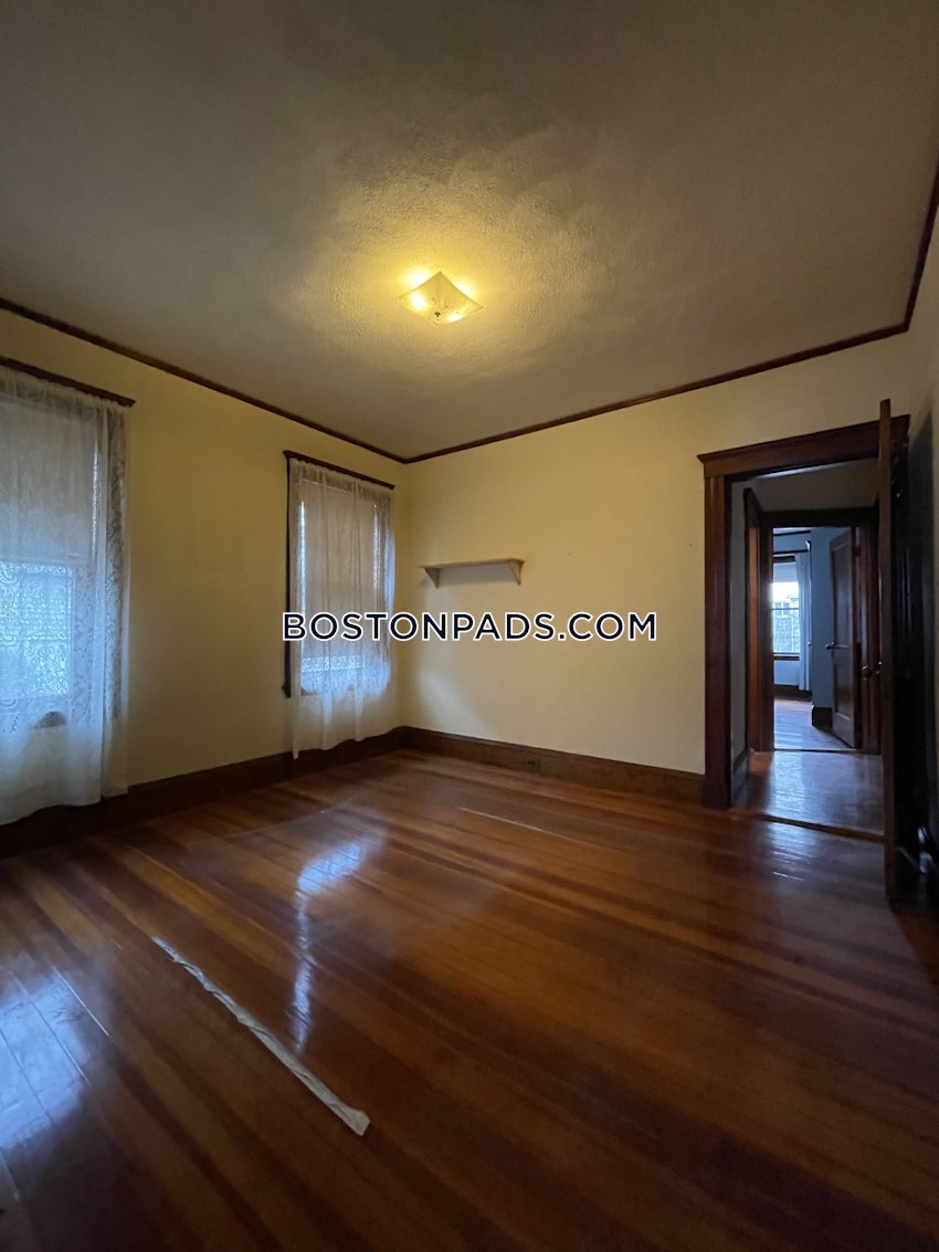 MEDFORD - TUFTS - 3 Beds, 1 Bath - Image 16