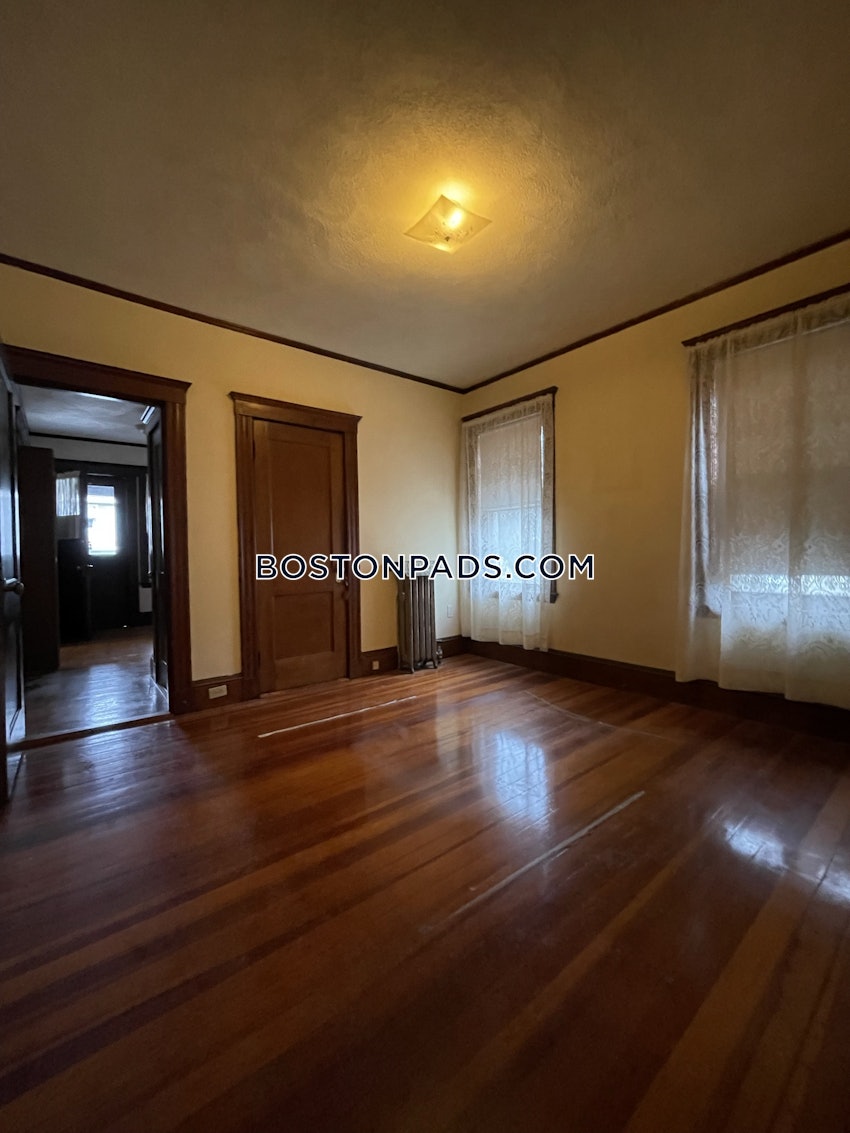 MEDFORD - TUFTS - 3 Beds, 1 Bath - Image 12