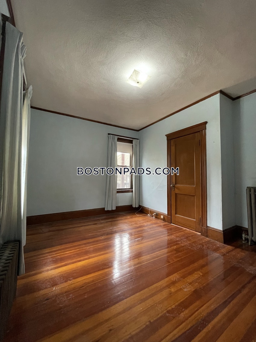 MEDFORD - TUFTS - 3 Beds, 1 Bath - Image 13