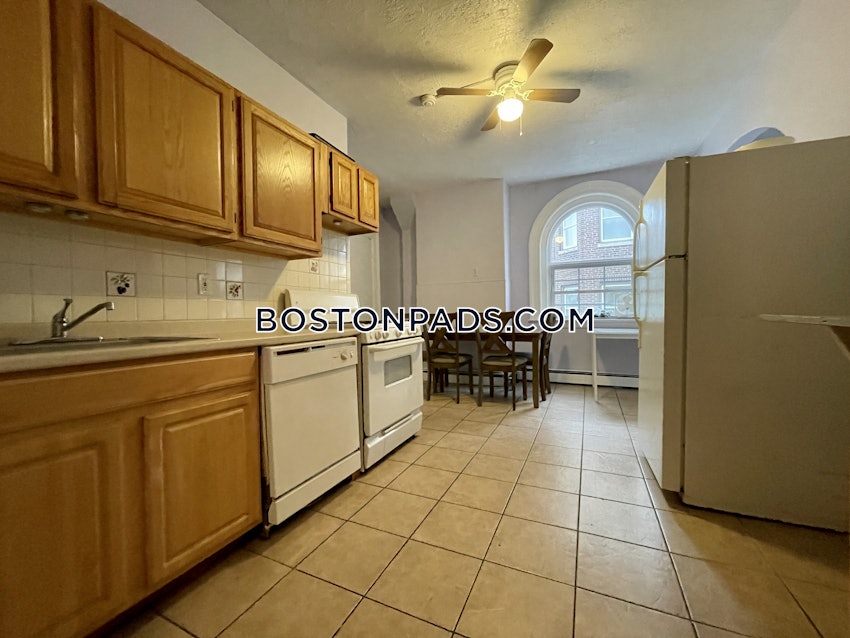 BROOKLINE- BOSTON UNIVERSITY - 4 Beds, 1 Bath - Image 9