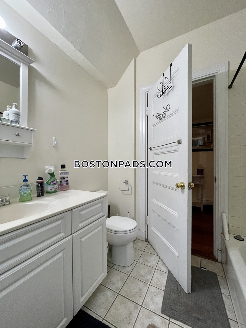 BROOKLINE- BOSTON UNIVERSITY - 3 Beds, 1 Bath - Image 9