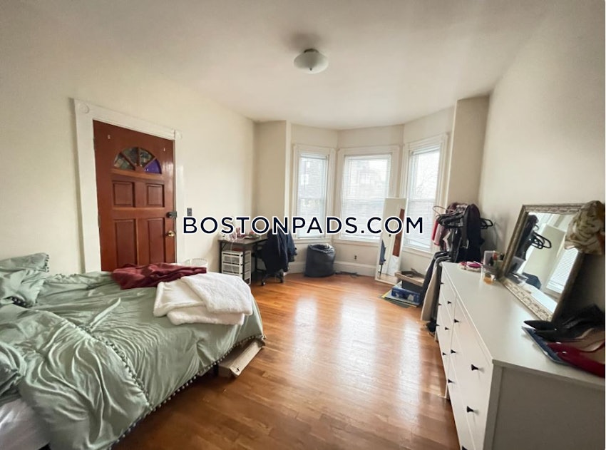 BOSTON - MISSION HILL - 3 Beds, 1 Bath - Image 4