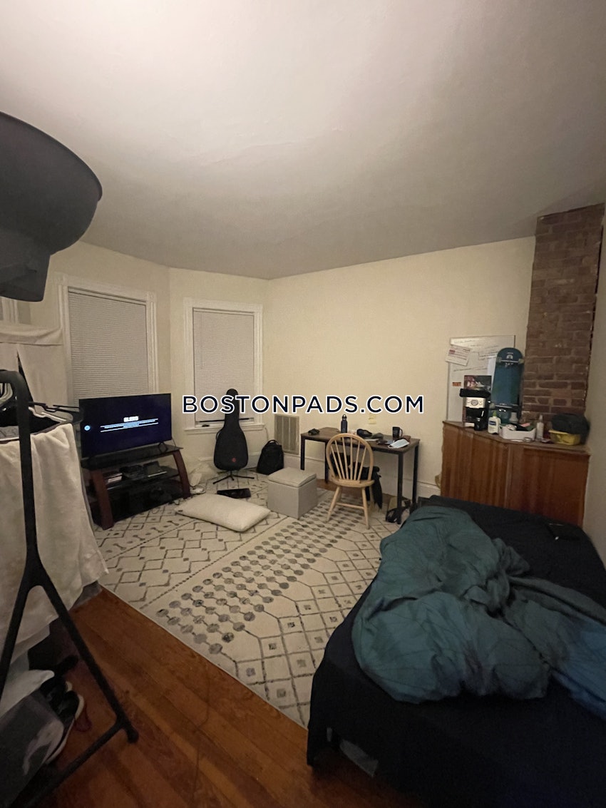 BOSTON - MISSION HILL - 4 Beds, 1 Bath - Image 17