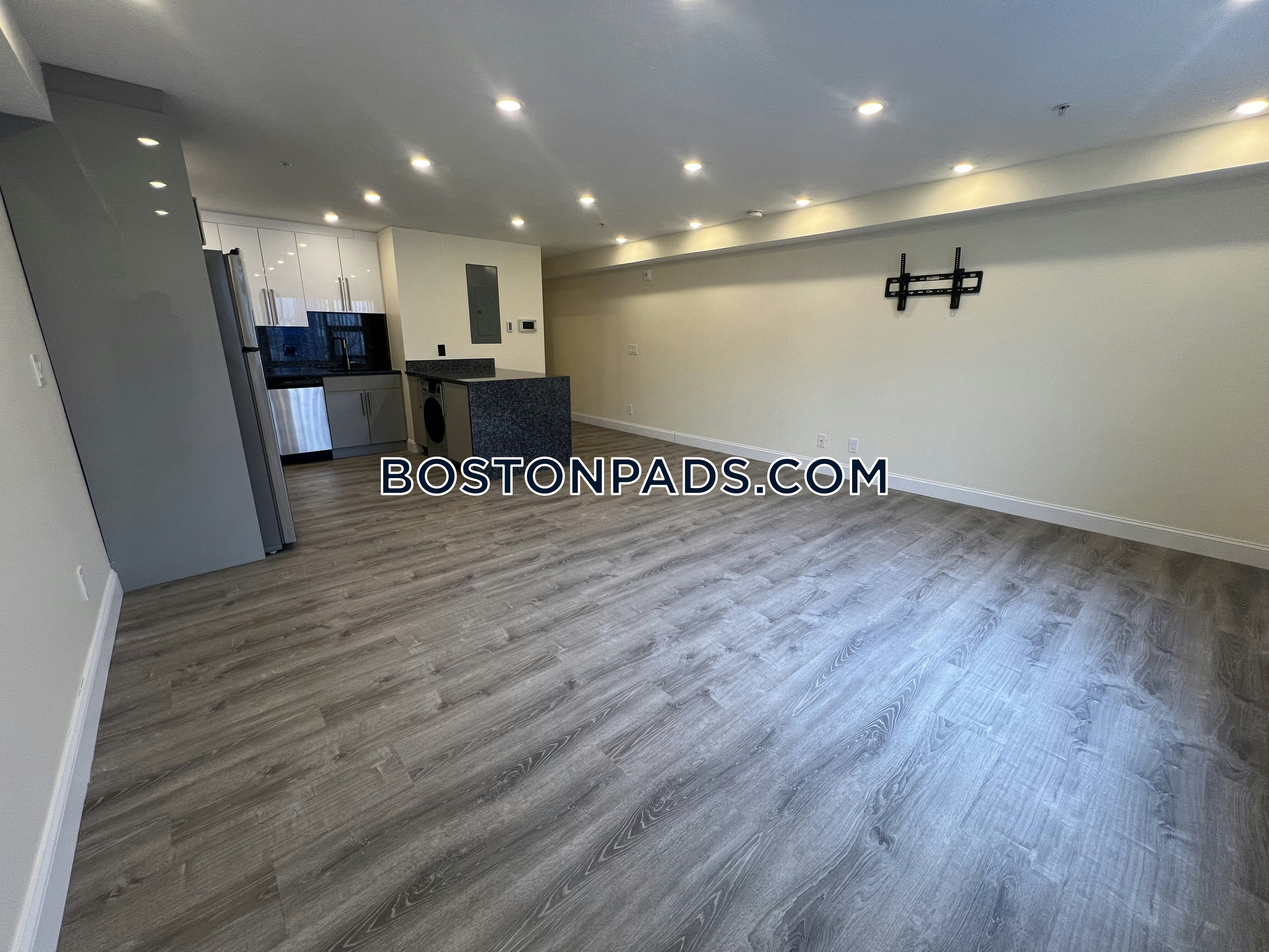 Boston - 0 Beds, 1 Baths