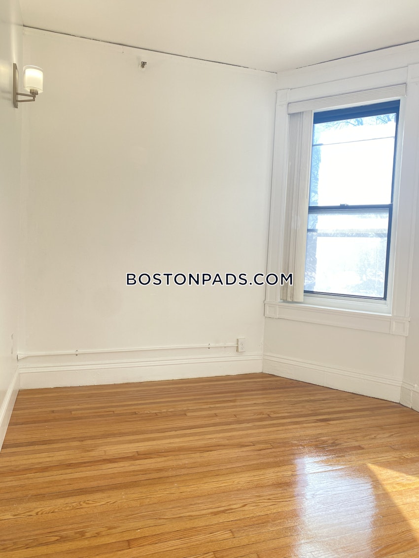 BOSTON - FENWAY/KENMORE - 3 Beds, 1 Bath - Image 4