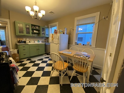 Mission Hill Spacious 4 bed 2 bath available NOW on Parker Hill Ave in Mission Hill!  Boston - $6,400