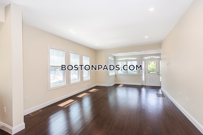 MEDFORD - TUFTS - 6 Beds, 5 Baths - Image 16