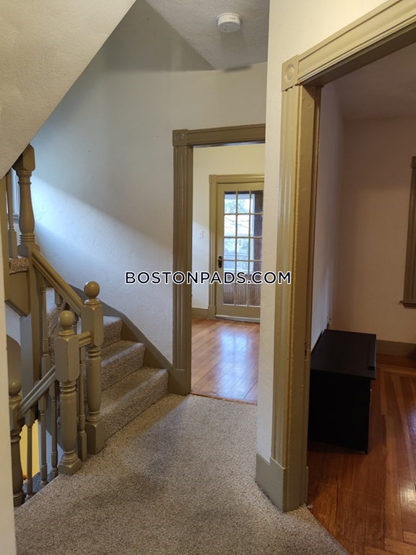 MEDFORD - TUFTS - 5 Beds, 2 Baths - Image 10