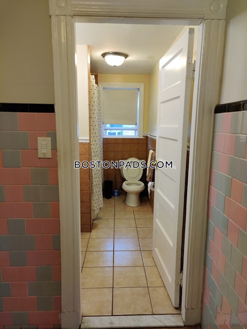 MEDFORD - TUFTS - 5 Beds, 2 Baths - Image 17