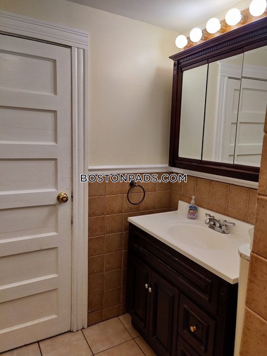 MEDFORD - TUFTS - 5 Beds, 2 Baths - Image 16