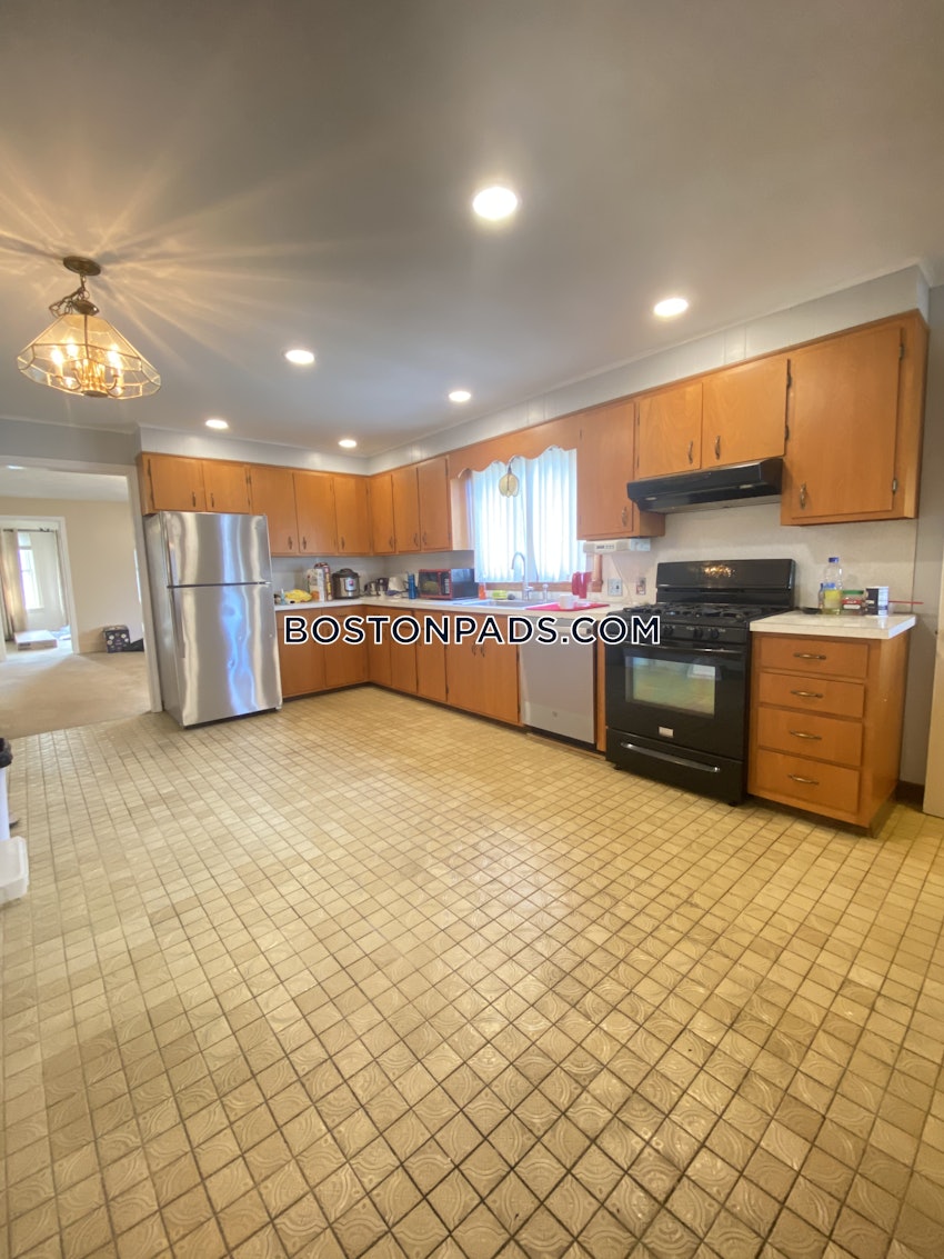 MEDFORD - TUFTS - 4 Beds, 1 Bath - Image 1