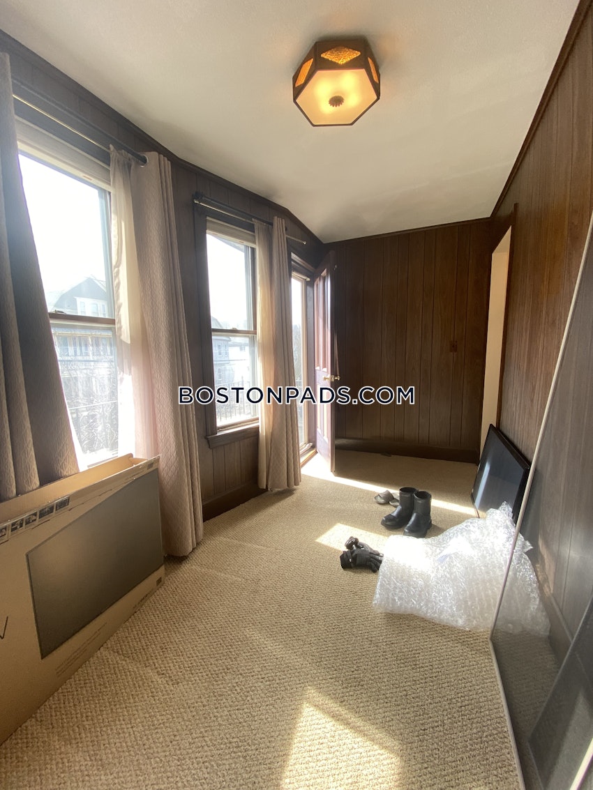 MEDFORD - TUFTS - 4 Beds, 1 Bath - Image 6