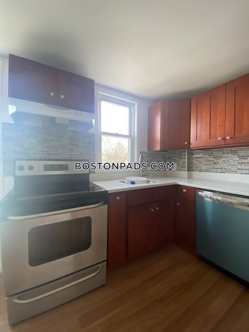 BROOKLINE - CHESTNUT HILL - 3 Beds, 2 Baths - Image 1