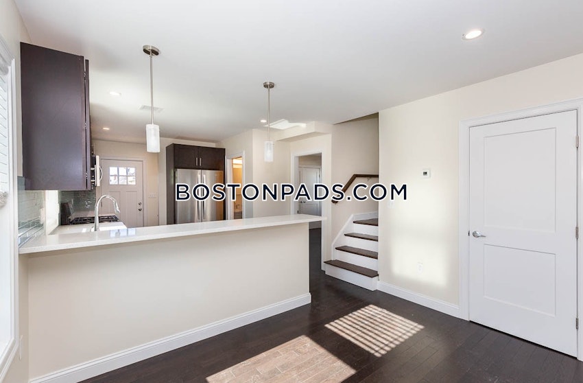 MEDFORD - TUFTS - 4 Beds, 4.5 Baths - Image 3