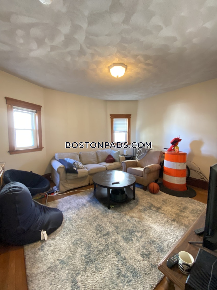 MEDFORD - TUFTS - 3 Beds, 1 Bath - Image 6