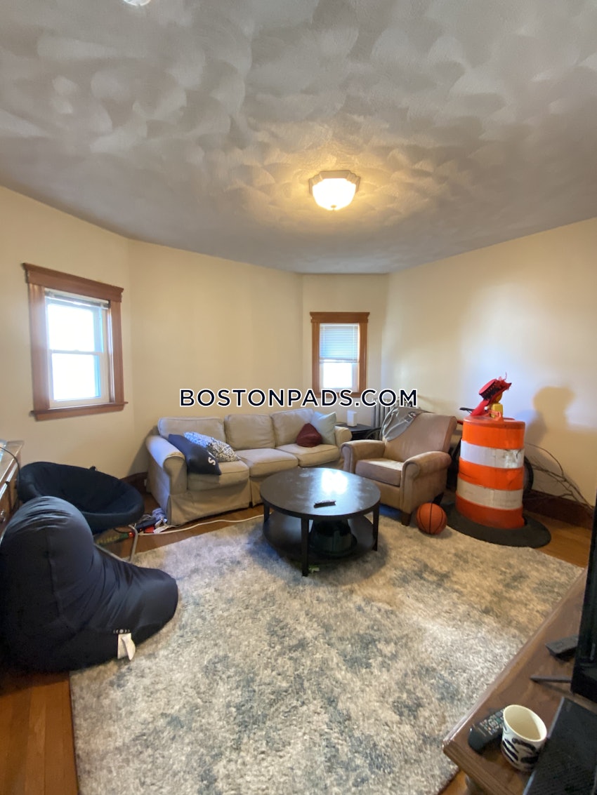 MEDFORD - TUFTS - 3 Beds, 1 Bath - Image 1