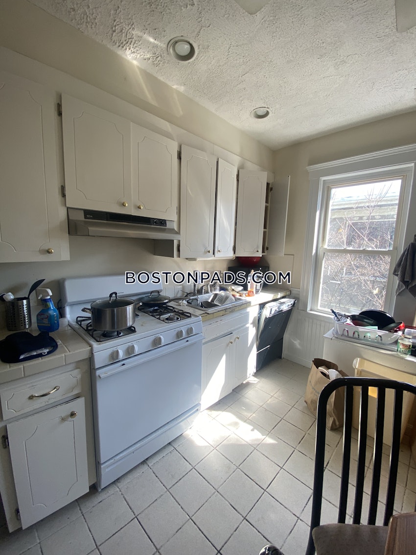 MEDFORD - TUFTS - 5 Beds, 2 Baths - Image 1