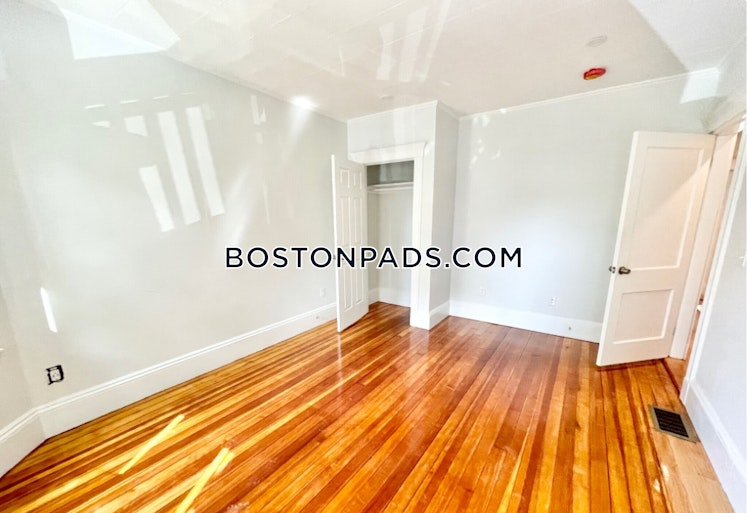 Bakersfield St., Boston