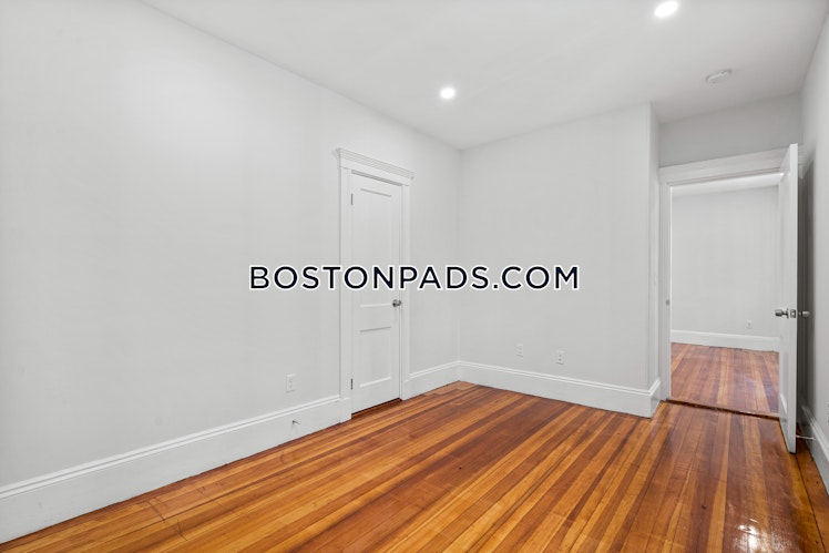 Bakersfield St., Boston