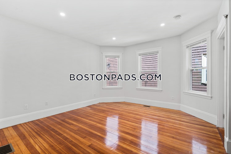 Bakersfield St., Boston