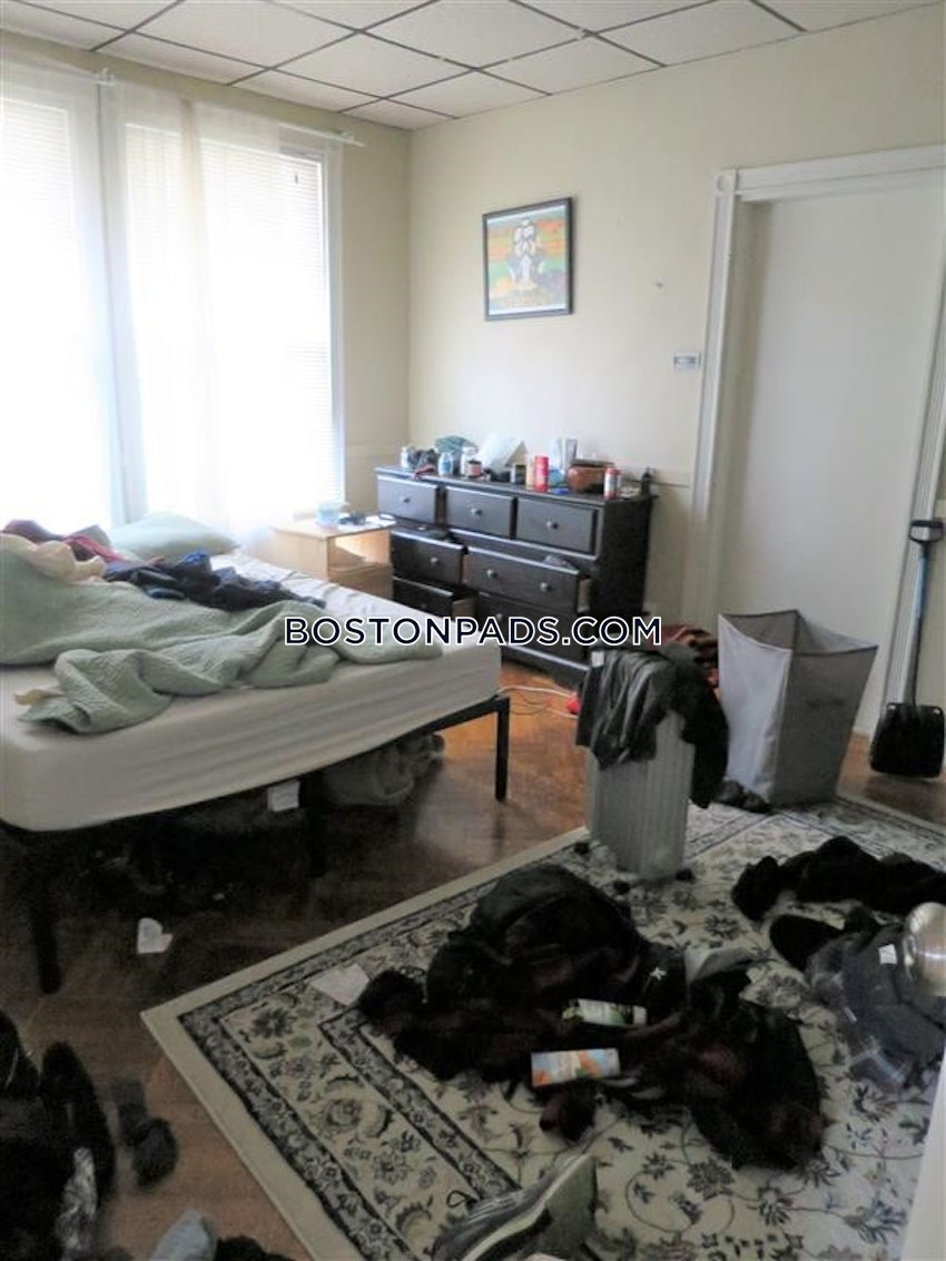 CAMBRIDGE - HARVARD SQUARE - 4 Beds, 2 Baths - Image 10