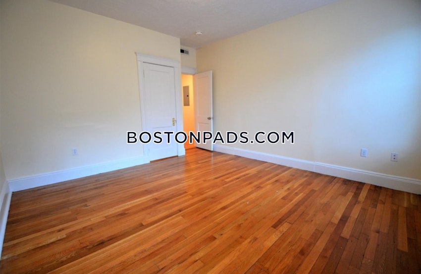 BROOKLINE- WASHINGTON SQUARE - 4 Beds, 2 Baths - Image 5