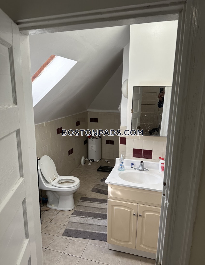 MEDFORD - TUFTS - 5 Beds, 2 Baths - Image 14