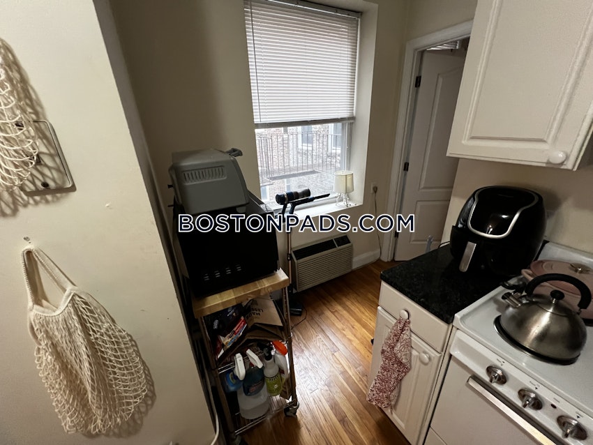 BOSTON - NORTH END - 2 Beds, 1 Bath - Image 3