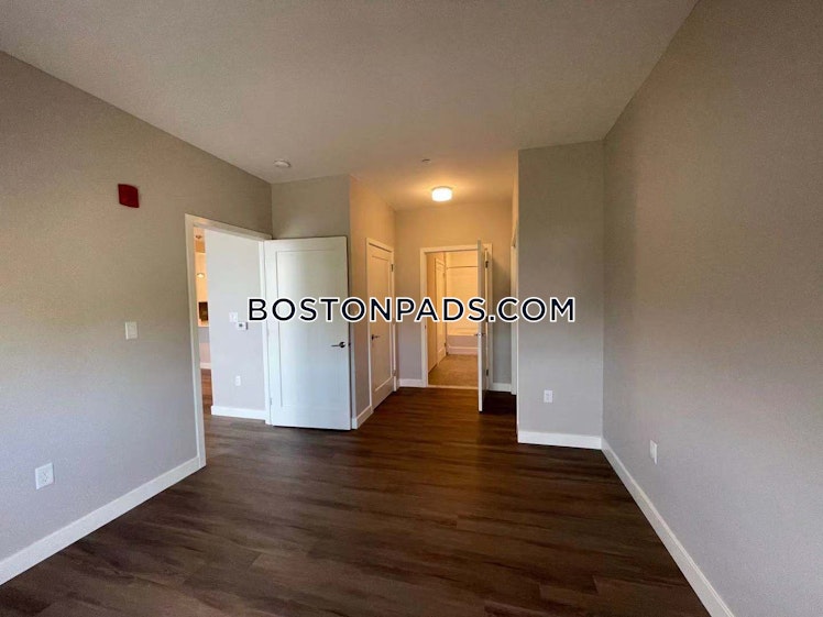 East Pier Dr, Boston