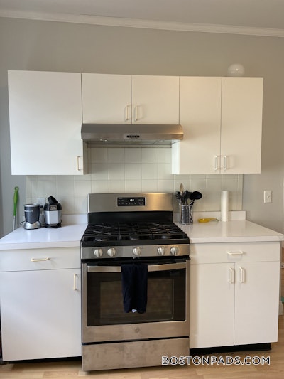 Somerville 3 Bed, 1 Bath Unit  West Somerville/ Teele Square - $3,700 No Fee