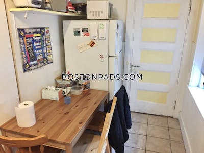 Brookline 3 Bed 1 Bath BROOKLINE- BOSTON UNIVERSITY $4,750  Boston University - $3,900 No Fee