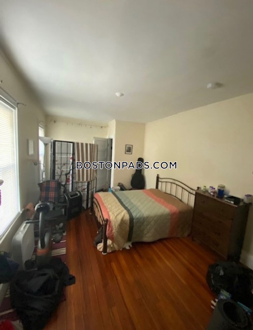 SOMERVILLE - TUFTS - 3 Beds, 1 Bath - Image 5