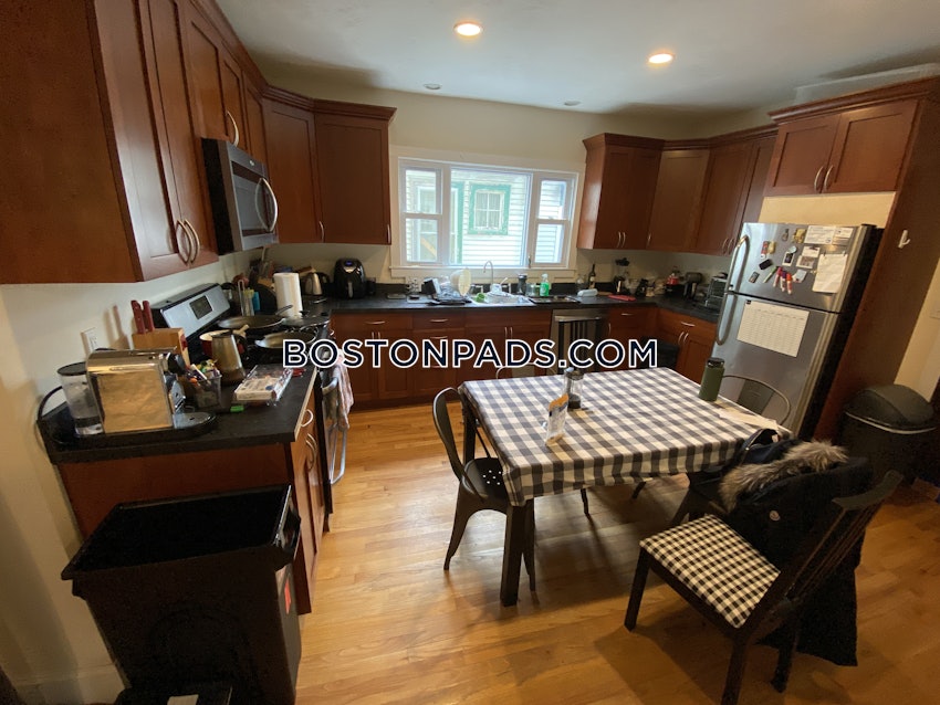 SOMERVILLE - DAVIS SQUARE - 4 Beds, 2 Baths - Image 1