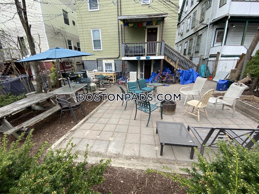 SOMERVILLE - DAVIS SQUARE - 4 Beds, 2 Baths - Image 14