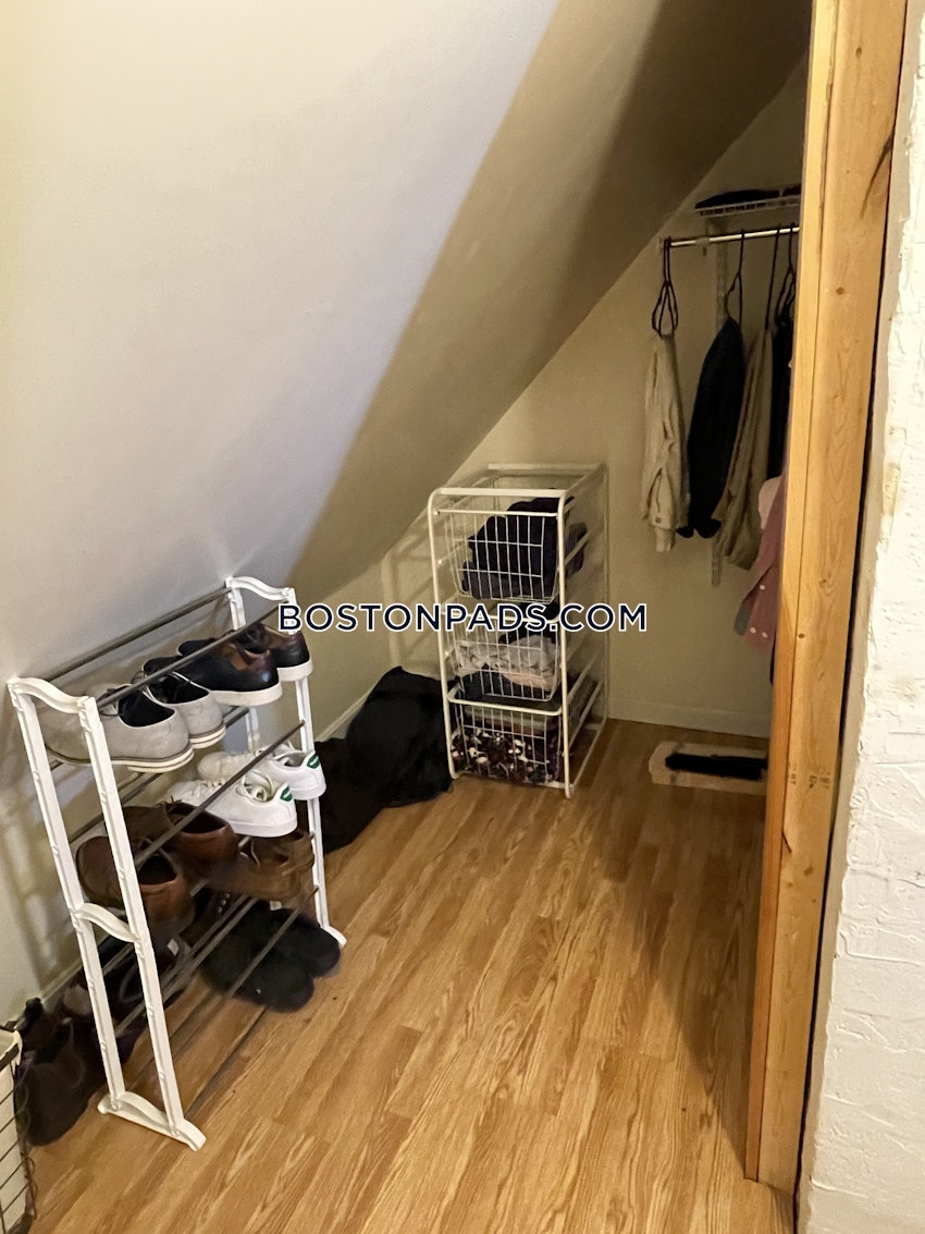 SOMERVILLE - DAVIS SQUARE - 4 Beds, 2 Baths - Image 4