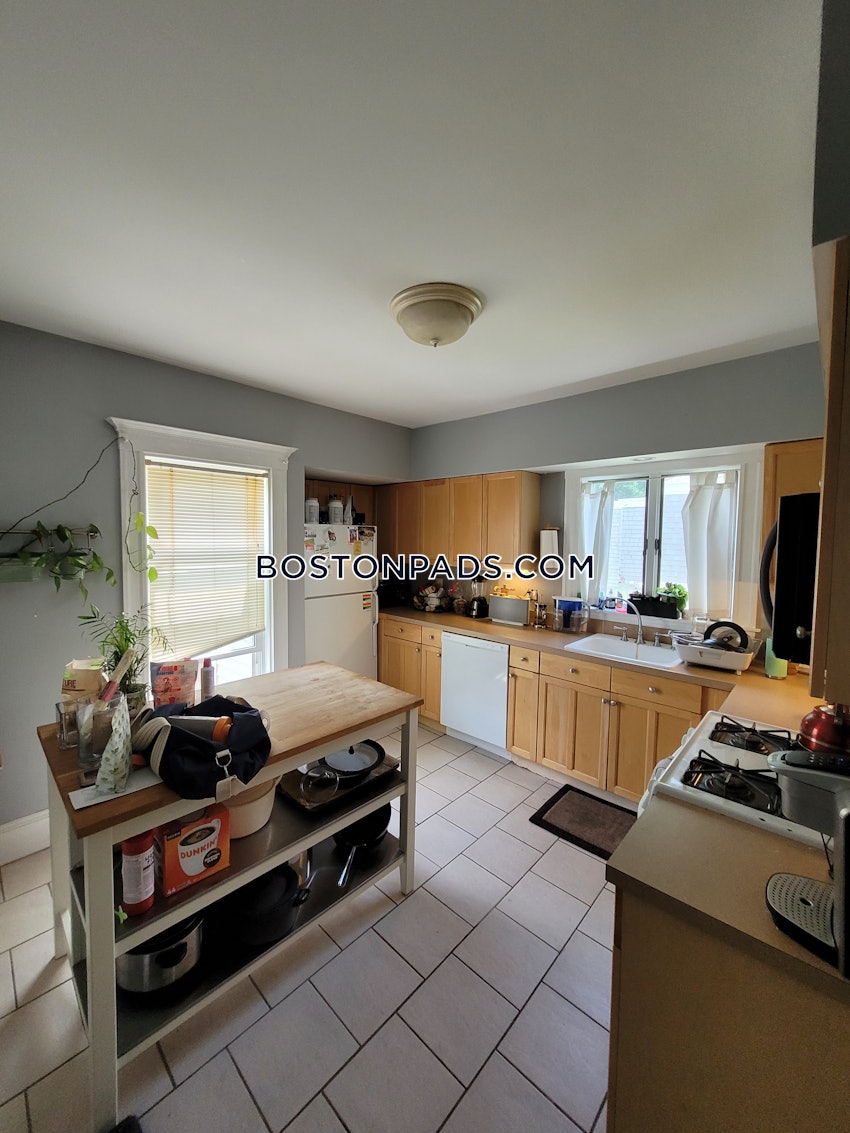 SOMERVILLE - PORTER SQUARE - 4 Beds, 2 Baths - Image 3