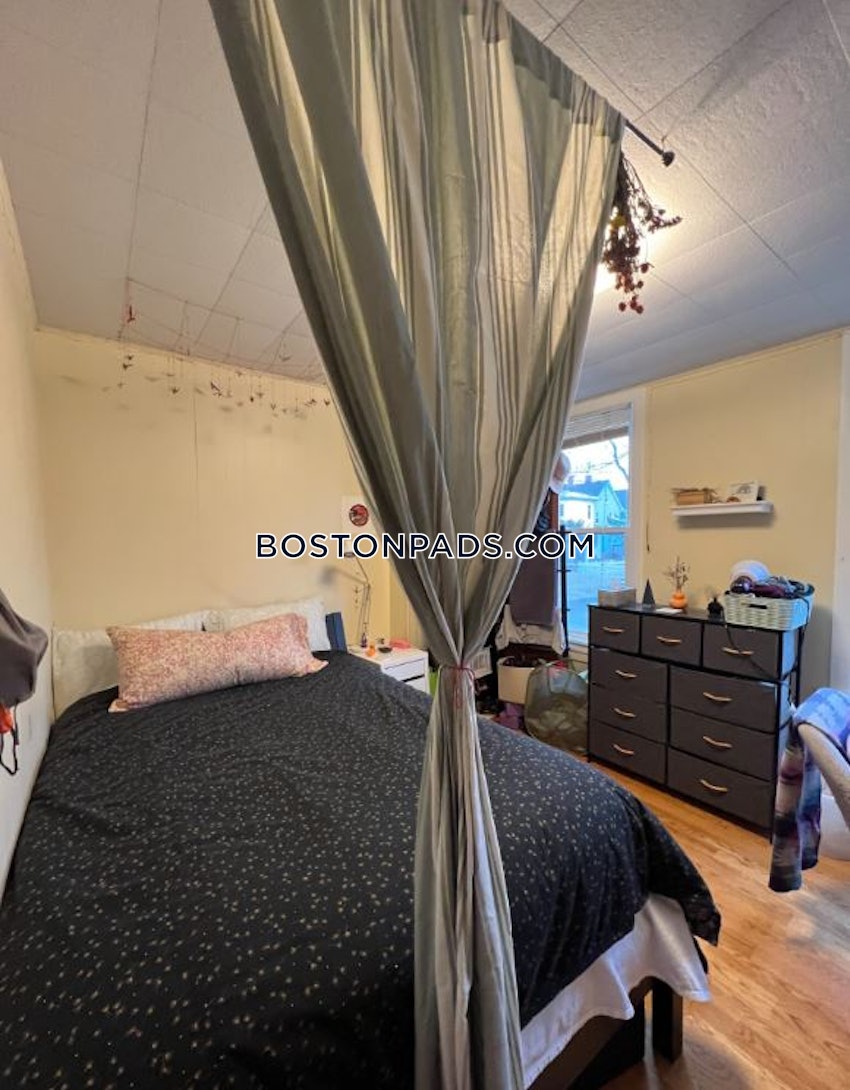 SOMERVILLE - DAVIS SQUARE - 4 Beds, 1 Bath - Image 14