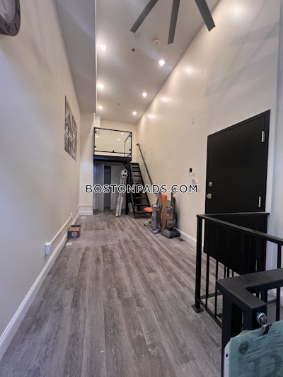 Allston Newly Renovated 1 bed 1 bath available NOW on Commonwealth Ave in Boston!  Boston - $3,500 No Fee