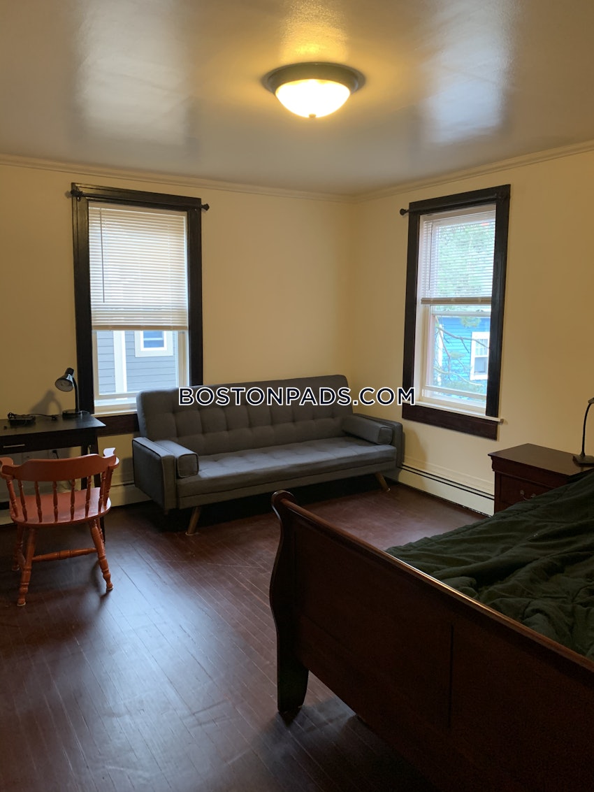 MALDEN - 5 Beds, 1 Bath - Image 14