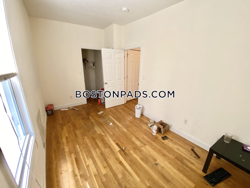 BOSTON - MISSION HILL - 4 Beds, 1 Bath - Image 17