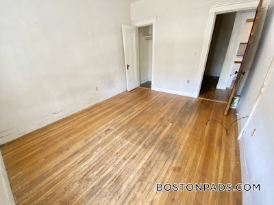 Fenway/kenmore Renovated 2 bed 1 bath available 12/1 on Peterborough St in Fenway!  Boston - $2,950