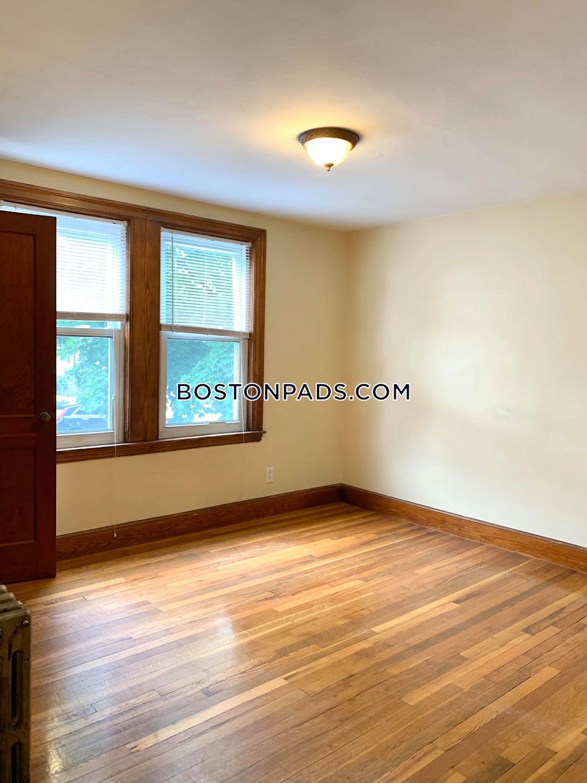 MELROSE - 2 Beds, 1 Bath - Image 3